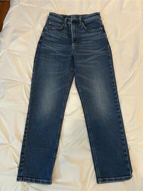 Lee Women's Straight Leg Jeans in Dark Blue Wash. Size 27.